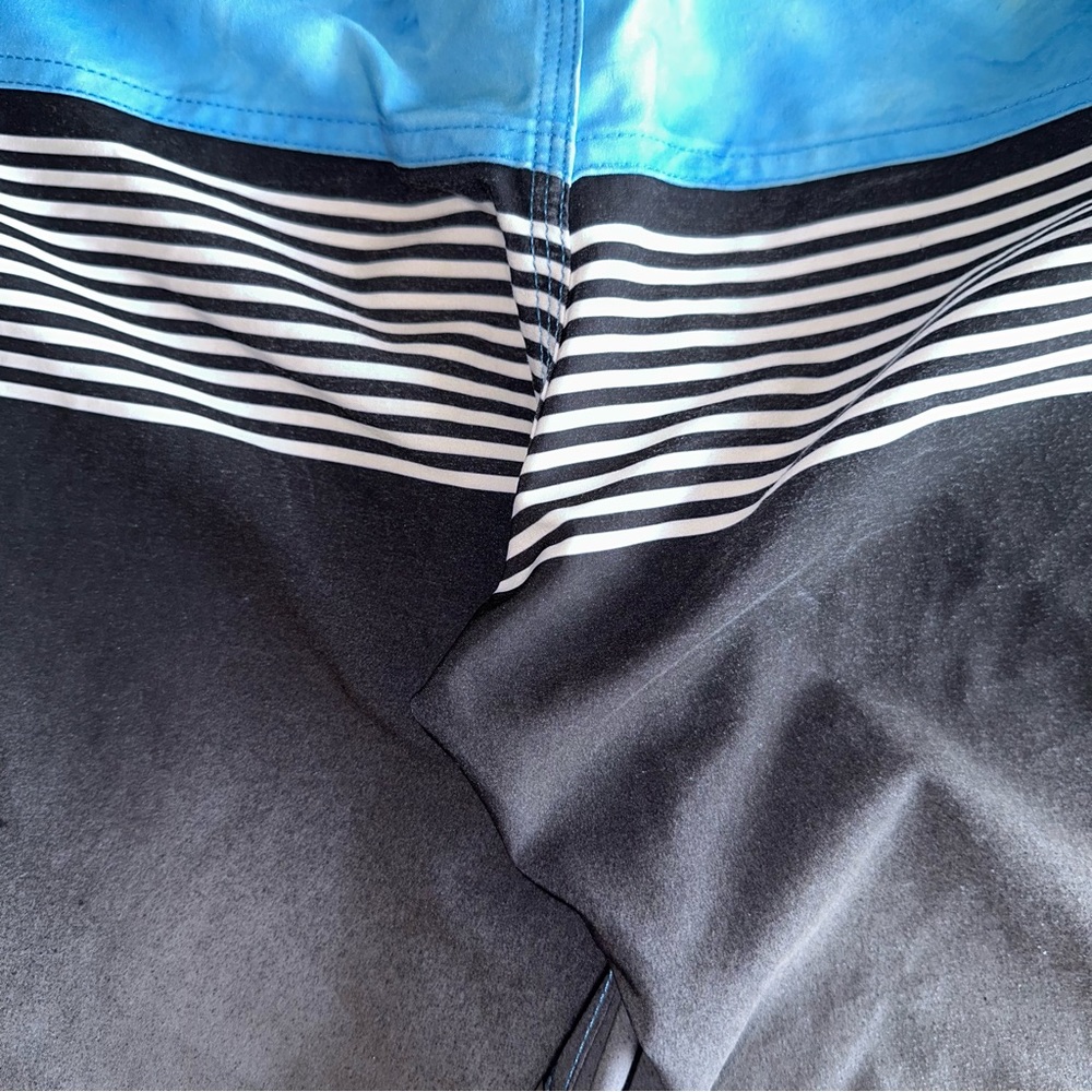 🙂4/&20 Quiksilver Board Swim Trunks - Picture 4 of 4